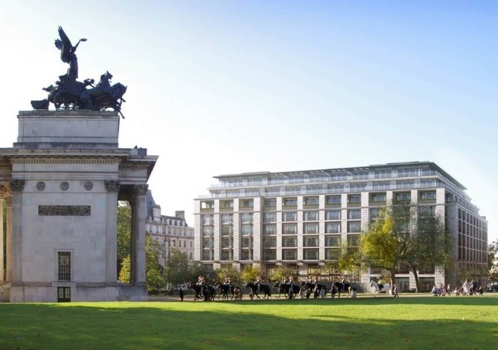 Exterior shot of the Peninsula Hotel in London