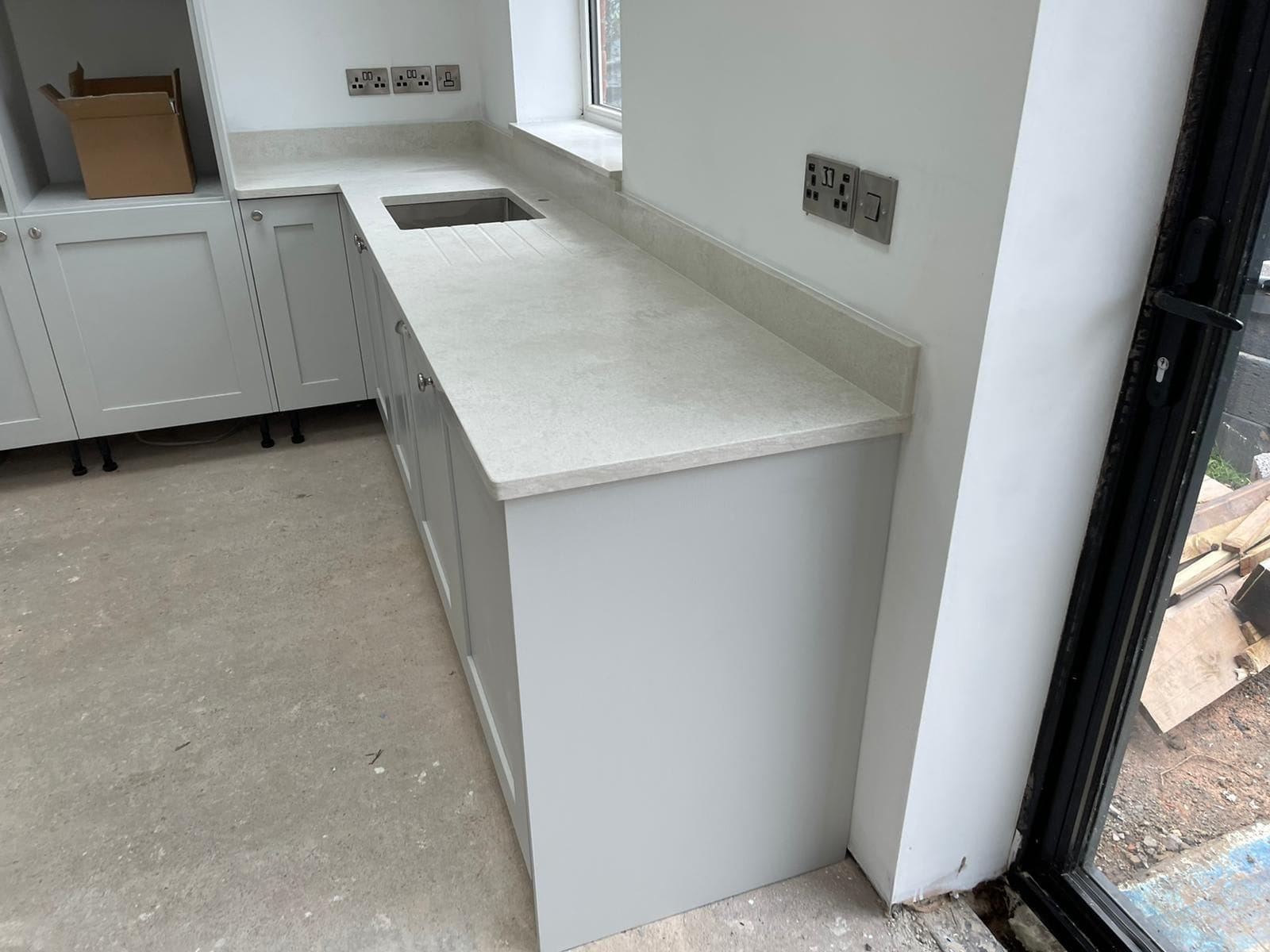 Infiniti Stone - Concrete White - Image 12